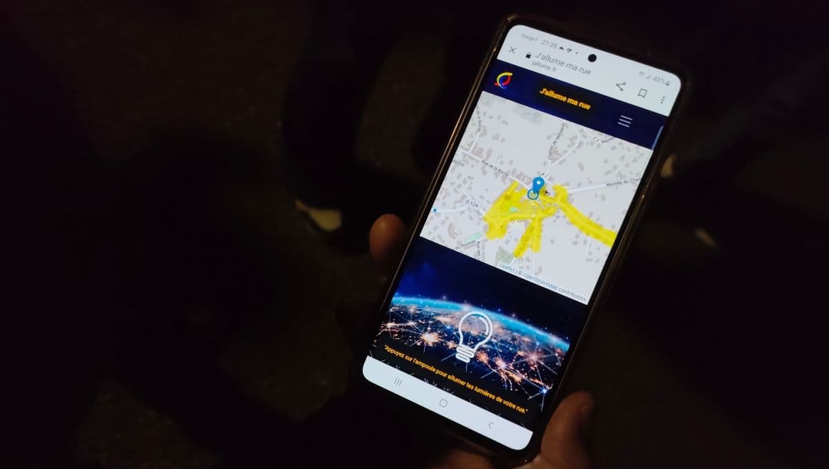 L'appli-web J'Allume ma rue ouverte de nuit — carte des rues et ampoule pour allumer sa rue
